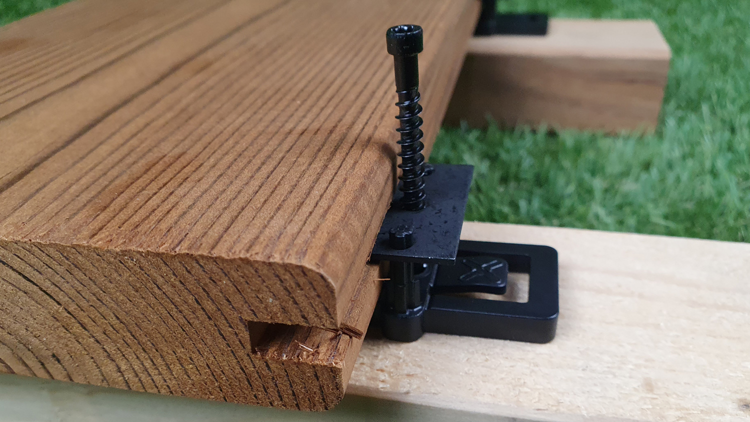 Ligo S 47 Universalclip für seitlich genutete Terrassendielen auf Holz-UK, 400 Stck./ Pack inkl. Schrauben